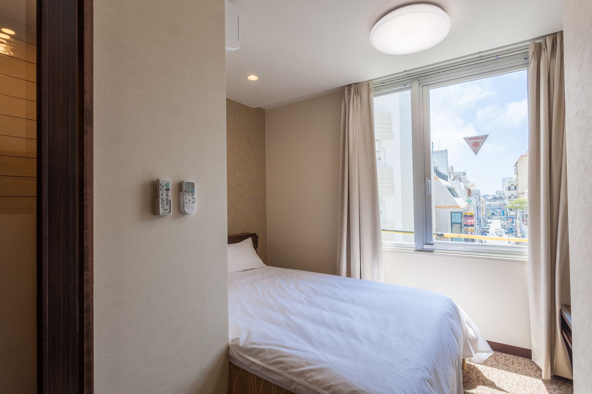 Отель Okinawa Kariyushi Lch. Premium Наха Экстерьер фото
